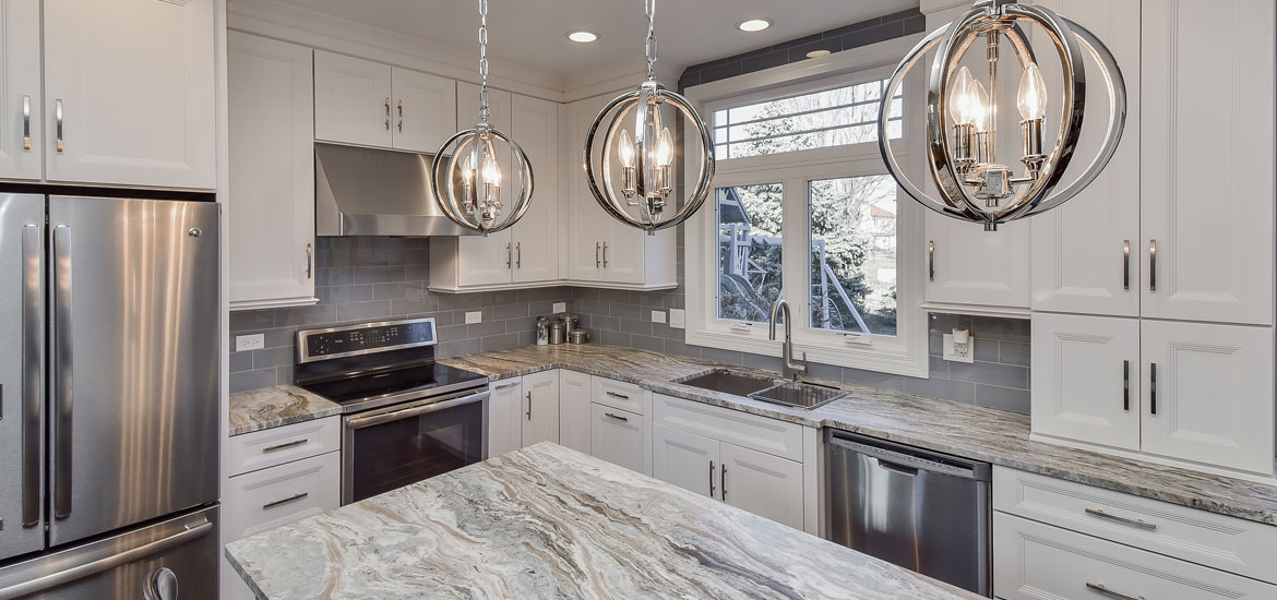 清新的白色厨房橱柜的想法照亮你的空间- Sebring设计建造