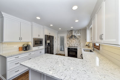 舒适的内伯维尔厨房，白色石英台面，炉灶焦点瓷砖- Sebring设计建造
