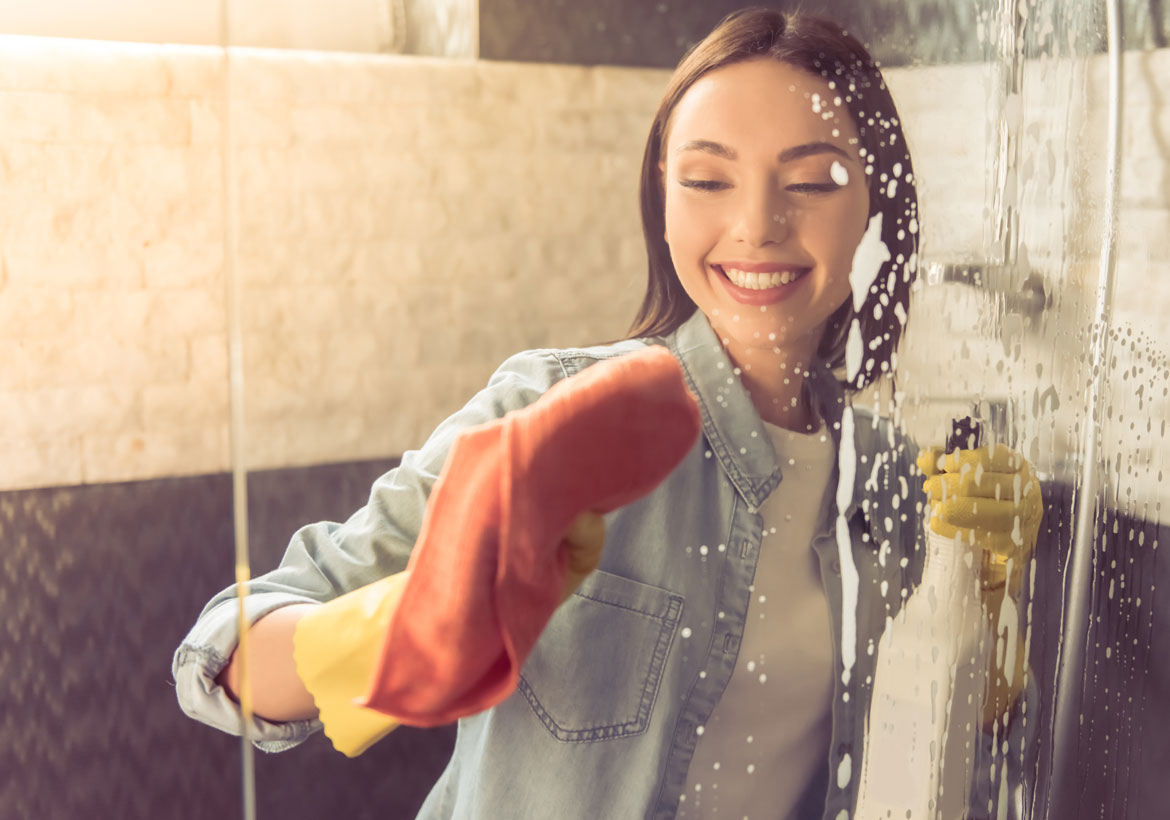 如何清洁玻璃淋浴门上的肥皂渣- Sebring设计建造