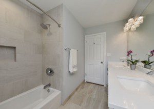 内珀维尔大厅浴室更新- Sebring设计建造
