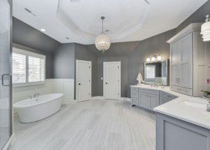 内伯维尔主人浴室灰色橱柜白色地铁独立浴缸- Sebring设计建造