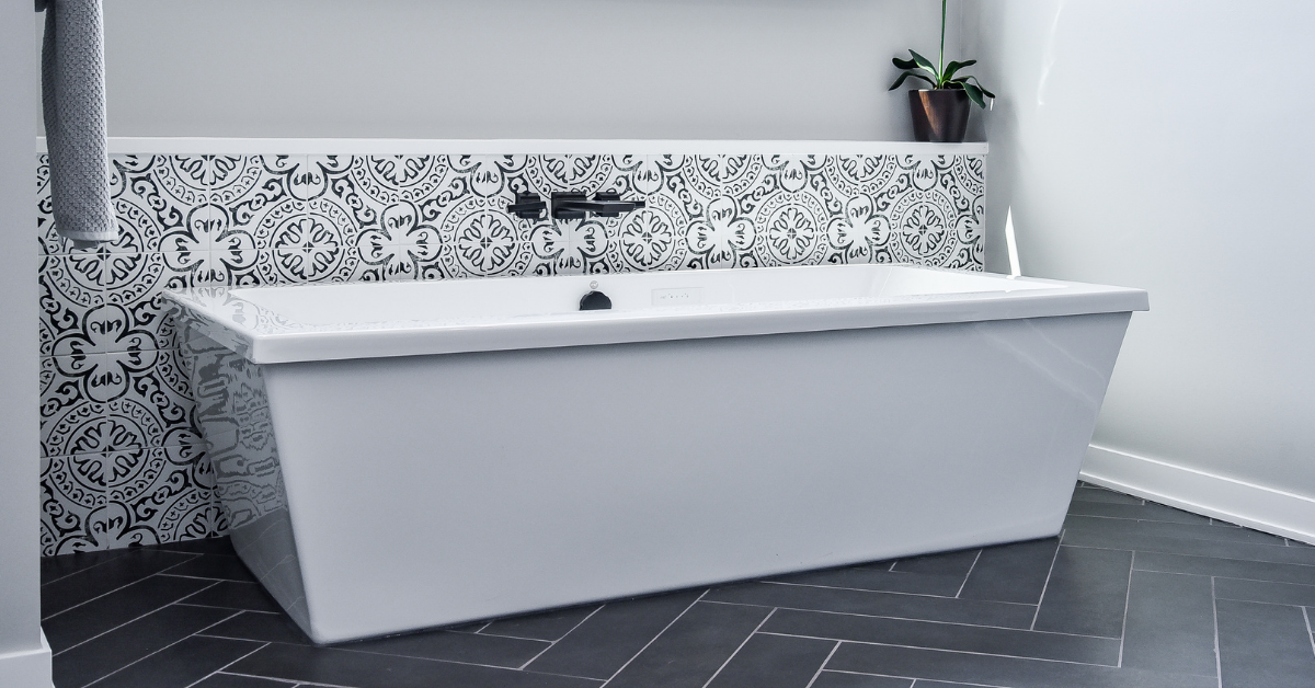 放松在你的新浴缸独立浴缸的想法- Sebring设计建造