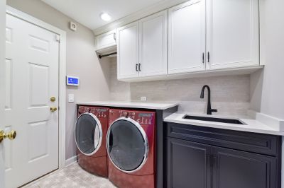 Naperville-laundry-white-cabinetry-dark-cabinets-cabinets-tloor-tloor-1_sebring-design-build构建